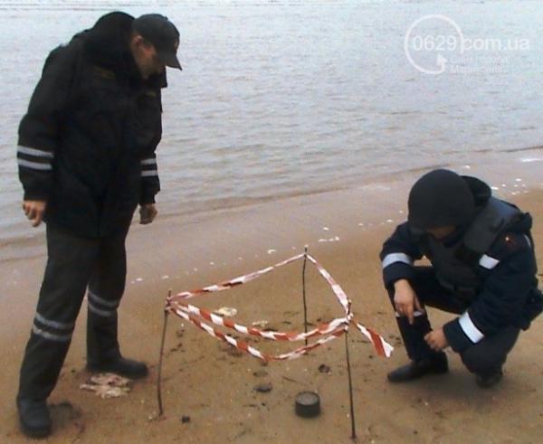 Жители Мариуполя нашли на пляже мину (ФОТО) 