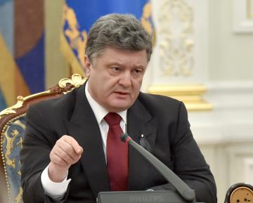Порошенко приказал остановить транспортное сообщение с Крымом (ФОТО)