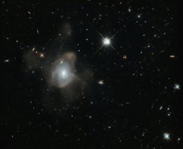 Телескоп "Хаббл" обнаружил необычную галактику, пережившую космическое "ДТП"
