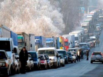 Кабмин запретил грузовое транспортное сообщение с Крымом