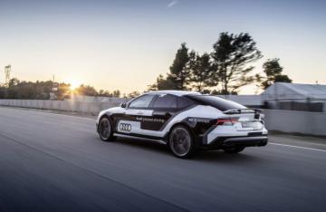 Audi показала беспилотную RS7 в действии (ВИДЕО)