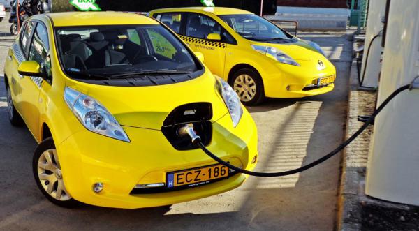 Nissan Leaf - самое популярное электротакси в Европе (ФОТО)