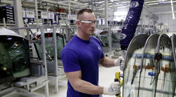 Сотрудников заводов Volkswagen обеспечат умными очками (ФОТО)