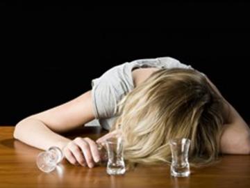 Число пьющих женщин сравнялось с количеством пьющих мужчин 