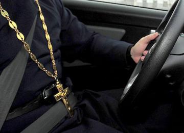 В Ровнo полиция задержала пьяного священника, устроившего разборки возле бара