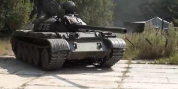 Безумный россиянин ездит по латвийскому городу на танке (ВИДЕО)