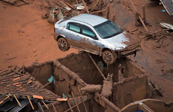Ужасающие последствия техногенной катастрофы в Бразилии (ФОТО)