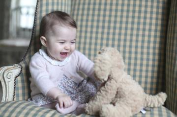 Принц Уильям и Кейт Миддлтон опубликовали новые фотографии принцессы Шарлотты