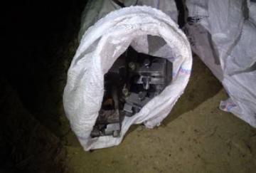 Неизвестные из России пытались пронести в Украину запчасти в мешках (ФОТО)