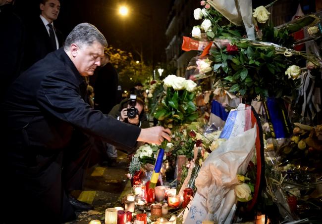 Порошенко возложил цветы у парижского театра «Батаклан» (ФОТО)