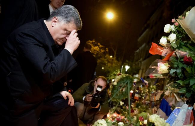 Порошенко возложил цветы у парижского театра «Батаклан» (ФОТО)