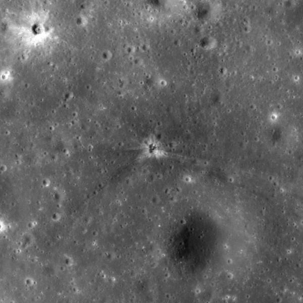 На Луне обнаружен необычный след (ФОТО)