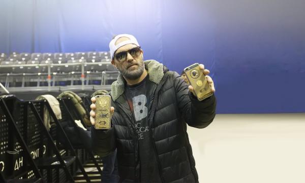 Лидер группы Limp Bizkit похвастался смартфоном с портретом Путина (ФОТО)