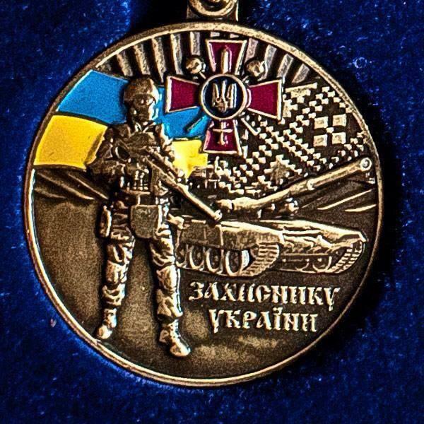 Украинские военные получают награды с российской символикой (ФОТО) Украинские военные получают награды с российской символикой (ФОТО)