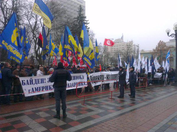 Протестующие у здания Верховной Рады сравнили премьер-министра Украины с Виктором Януковичем (ФОТО)