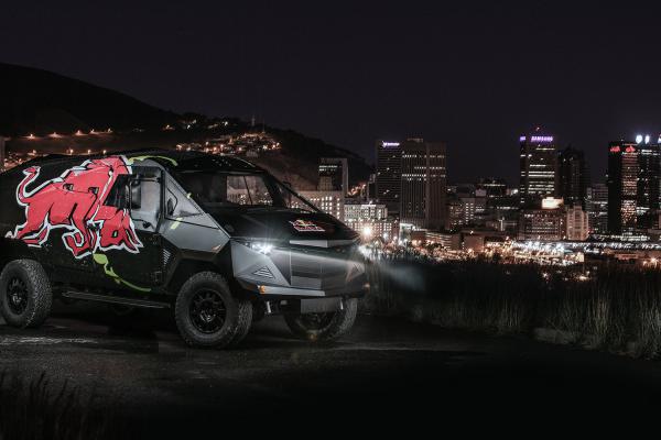 Компания Red Bull представила броневик на базе Land Rover (ФОТО)