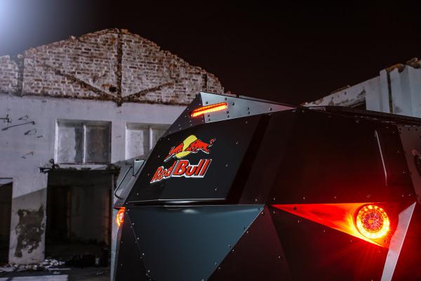 Компания Red Bull представила броневик на базе Land Rover (ФОТО)