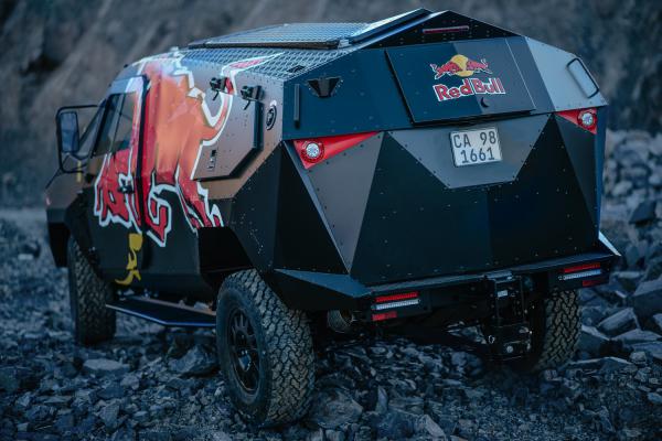Компания Red Bull представила броневик на базе Land Rover (ФОТО)