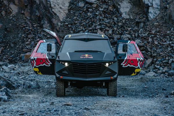 Компания Red Bull представила броневик на базе Land Rover (ФОТО)