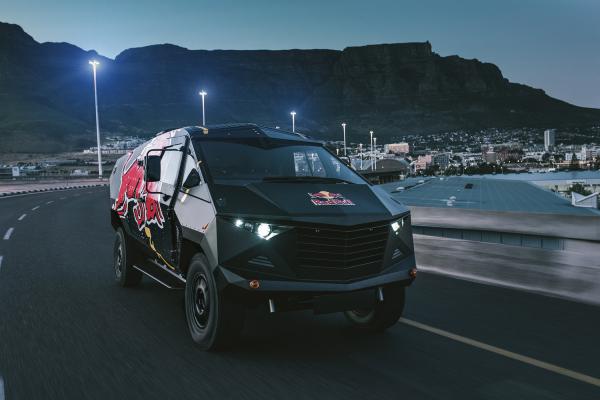 Компания Red Bull представила броневик на базе Land Rover (ФОТО)