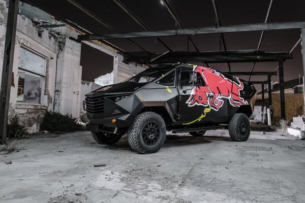 Компания Red Bull представила броневик на базе Land Rover (ФОТО)