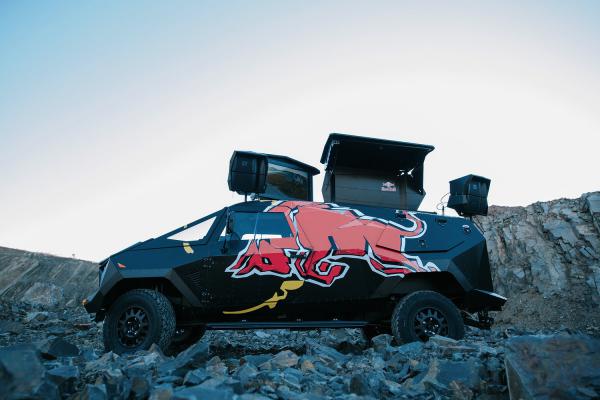 Компания Red Bull представила броневик на базе Land Rover (ФОТО)