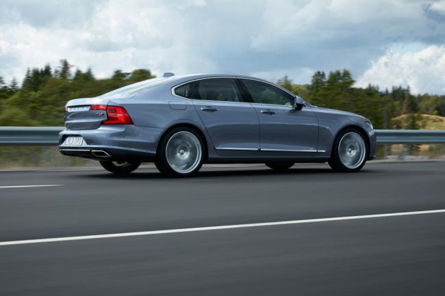 Volvo провела виртуальный релиз седана S90 (ФОТО)
