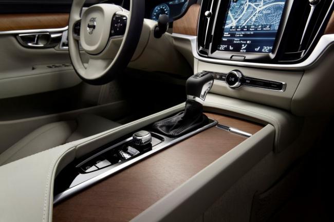 Volvo провела виртуальный релиз седана S90 (ФОТО)
