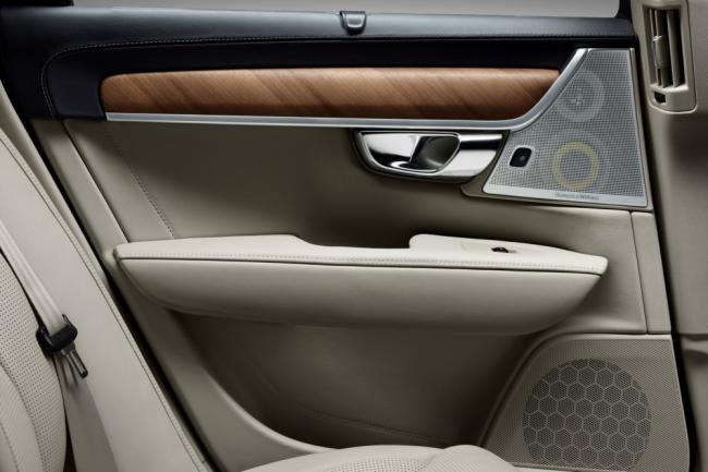 Volvo провела виртуальный релиз седана S90 (ФОТО)