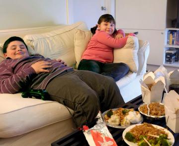 Просмотр телевизора во время еды ведет к ожирению