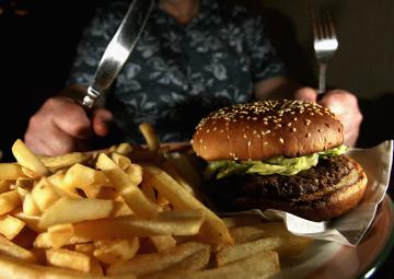 Ученые назвали 8 блюд, которые увеличивают вероятность ожирения