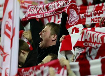 Фанаты московского «Спартака» сожгли турецкие флаги во время матча