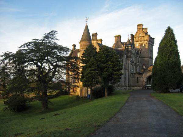 Загадочный мост в Шотландии заставляет собак прыгать в пропасть (ФОТО)