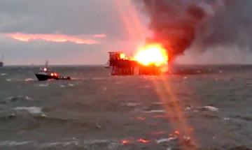 Пожар на нефтяной платформе в Каспийском море планируют потушить до конца дня