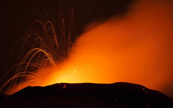 Мощь природы. Извержение вулкана Этна в Сицилии (ФОТО)