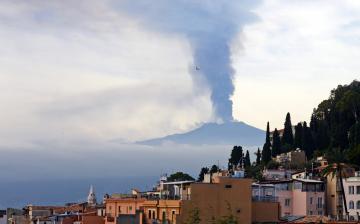 Мощь природы. Извержение вулкана Этна в Сицилии (ФОТО)