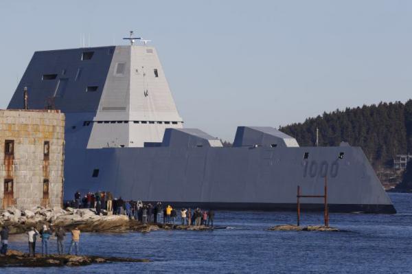 Футуристический миноносец ВМС США вышел в море (ФОТО)