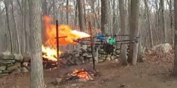Американец создал летающий огнемет, чтобы пожарить индейку (ВИДЕО)