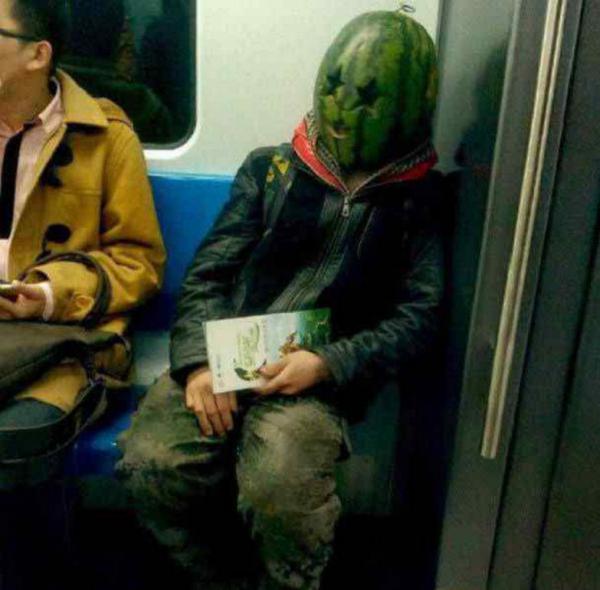 20 людей, которым наплевать на то, что происходит у них под носом (ФОТО)