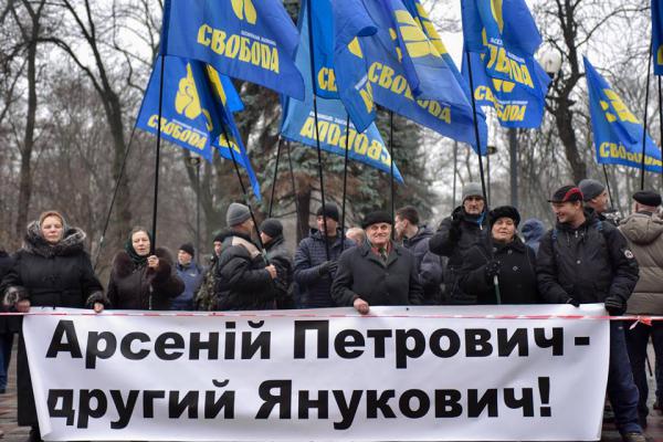 Протестующие у здания Верховной Рады сравнили премьер-министра Украины с Виктором Януковичем (ФОТО)