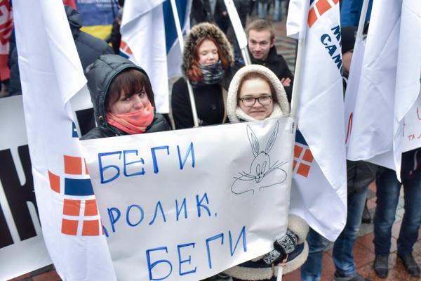 Протестующие у здания Верховной Рады сравнили премьер-министра Украины с Виктором Януковичем (ФОТО)