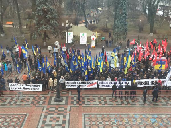 Протестующие у здания Верховной Рады сравнили премьер-министра Украины с Виктором Януковичем (ФОТО)