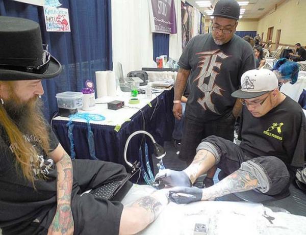 Безрукий тату-мастер набивает татуировки при помощи ног (ФОТО)