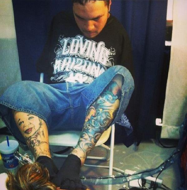 Безрукий тату-мастер набивает татуировки при помощи ног (ФОТО)