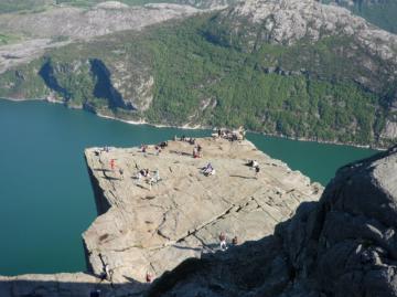 Утес Прекестулен - самая великолепная достопримечательность Норвегии (ФОТО)