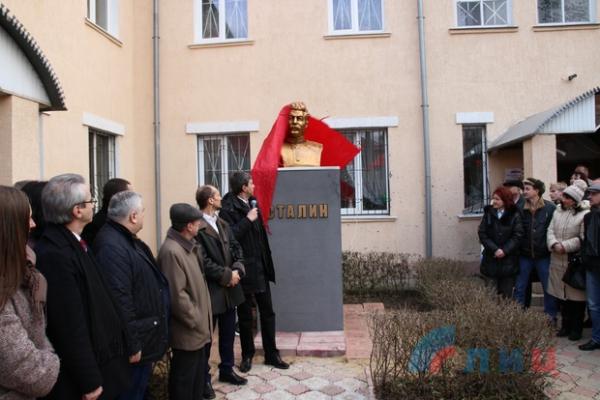 Пророссийские сепаратисты установили памятник советскому диктатору в Луганске (ФОТО)