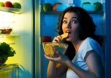 Прием пищи ночью опасно действует на мозг – ученые