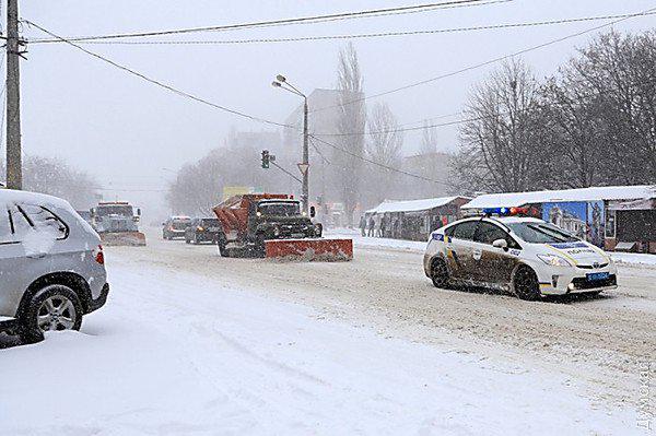 Снегопад парализовал Одессу: аэропорт прекратил принимать самолеты (ФОТО)