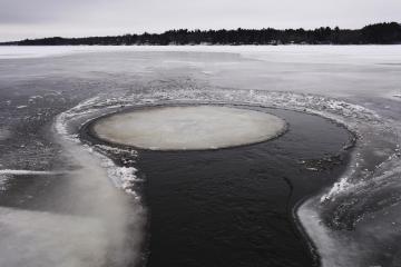 Необычный ледяной круг на озере в США (ФОТО)