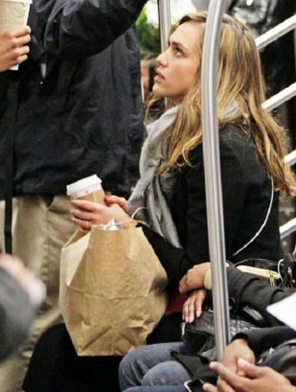 15 знаменитостей, которые не брезгуют поездками в метро (ФОТО)